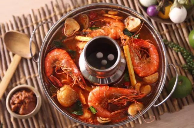 Nấu nước lẩu tomyum