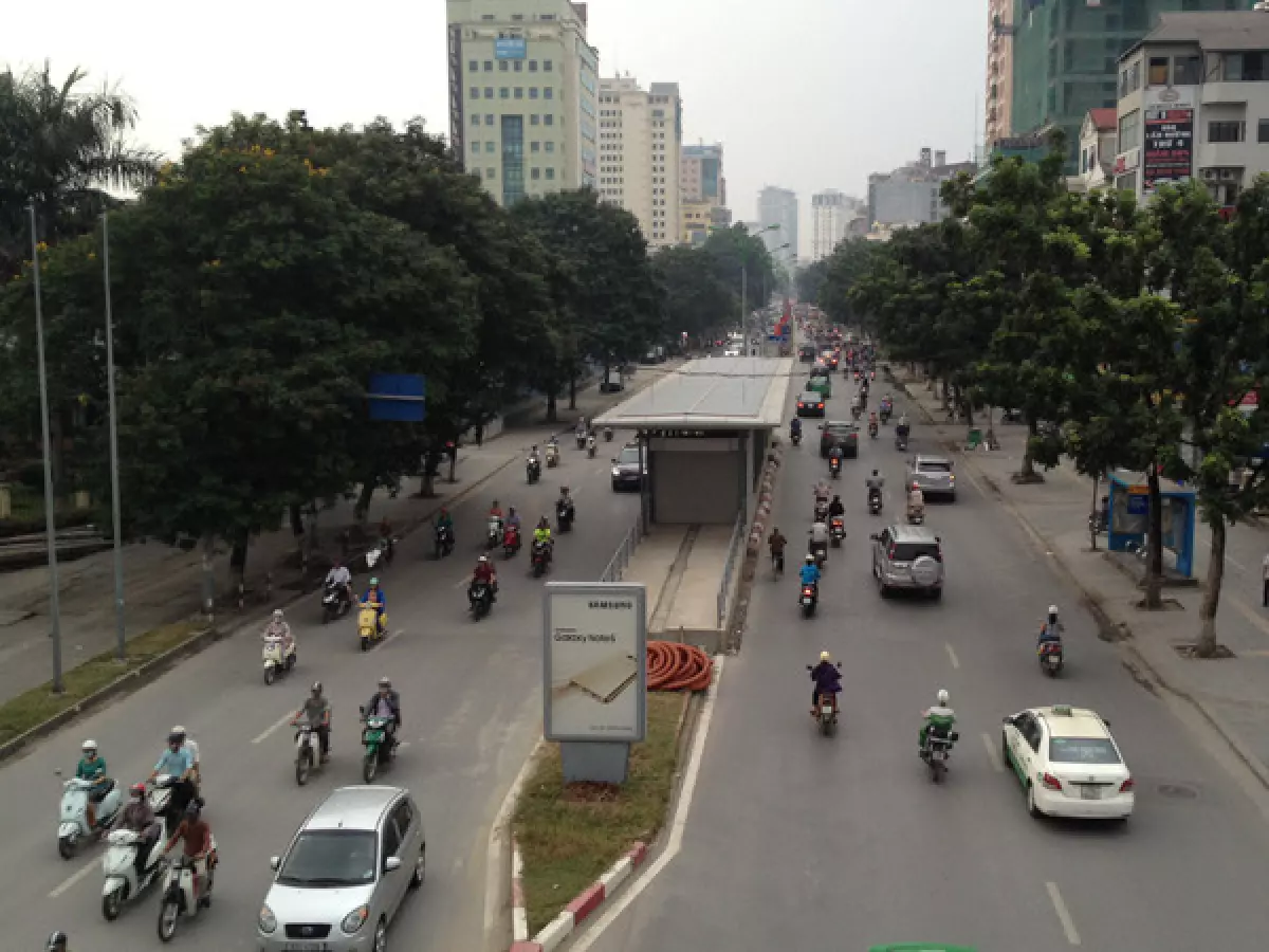 Láng Hạ là tuyến phố có nhiều cửa hàng quán ăn, quán cafe