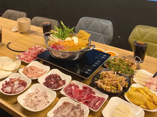 Ngoài lựa chọn buffet lẩu nướng thì bạn có thể gọi nhiều món ăn vặt, ăn nhậu khác tại Koifood