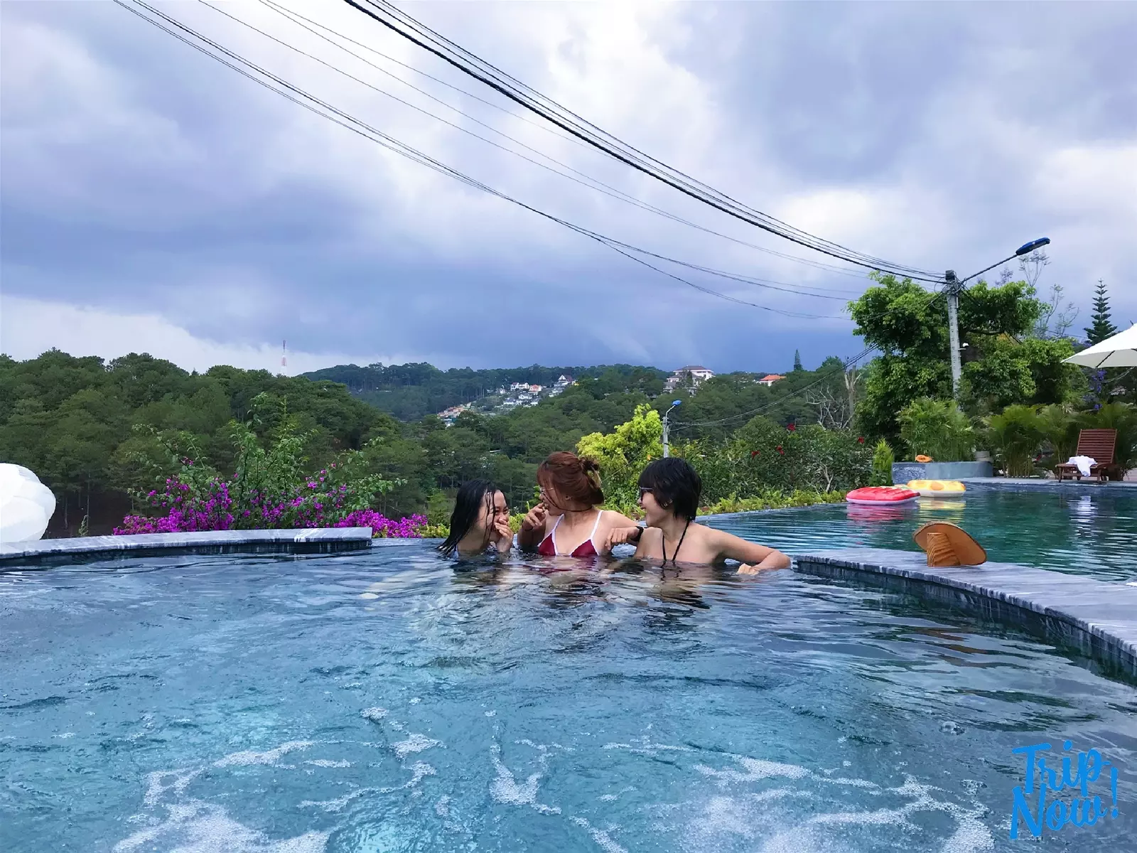 Lạc lối khu resort gỗ ngập hoa có “hồ bơi view tràn thung lũng” ở Đà Lạt