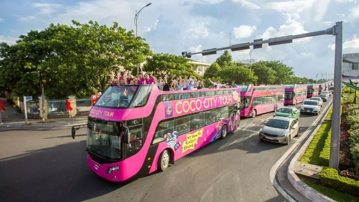 Trải nghiệm xe bus 2 tầng Coco Bus Tour được rất nhiều du khách ưa thích.