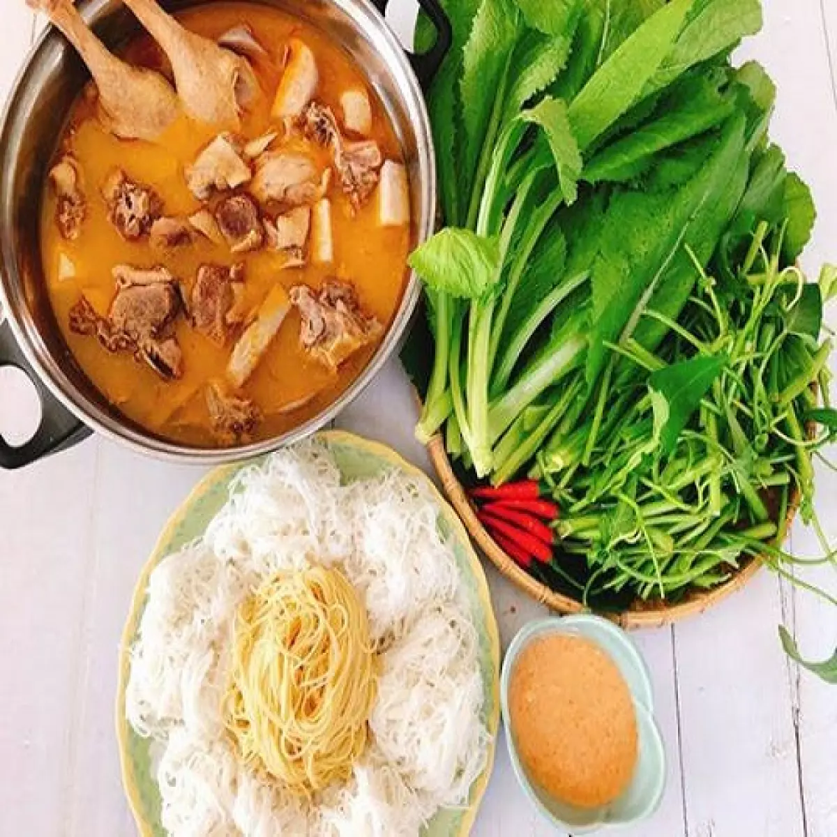 Vịt nấu chao nhúng rau muống