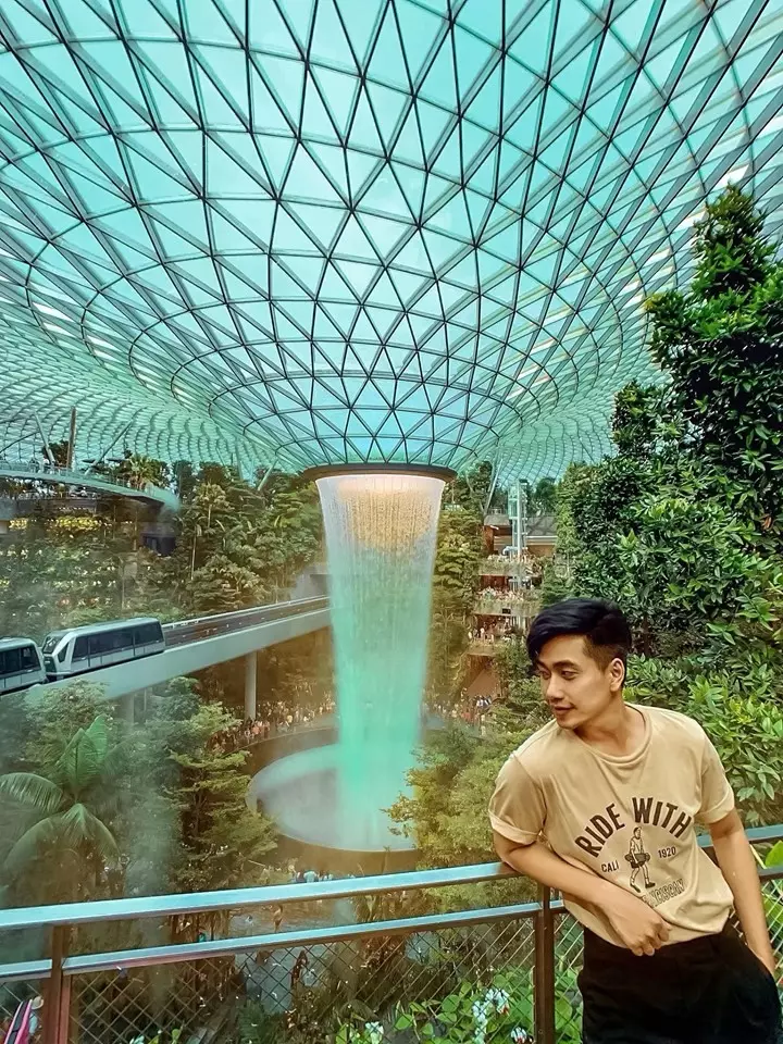 Khu rừng nhân tạo Shiseido Forest Valley tại Jewel Changi Airport