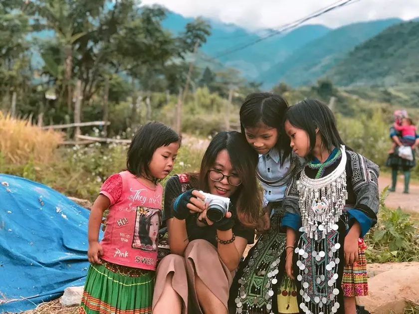 Trò chuyện cùng trẻ em trong các bản làng tại Mù Cang Chải