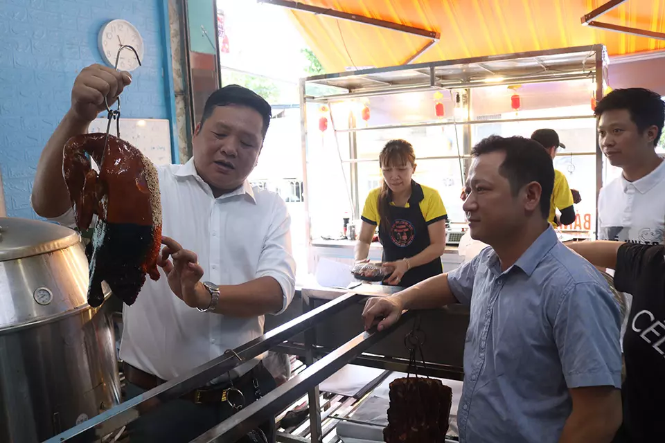 Anh Trương Ngọc Ẩn đang giới thiệu món vịt quay tứ vị đến khách hàng