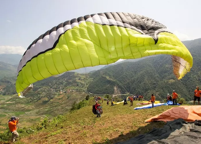 Ngắm mùa nước đổ Mù Cang Chải trên dù lượn