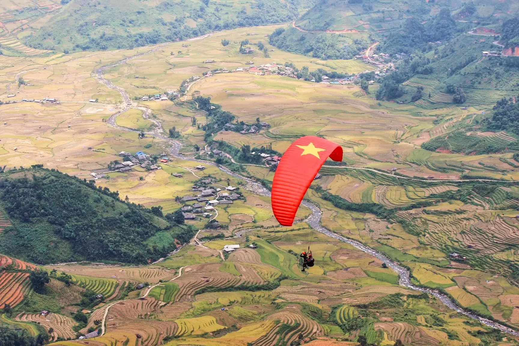 Mùa lúa chín cũng là thời điểm diễn ra lễ hội dù lượn