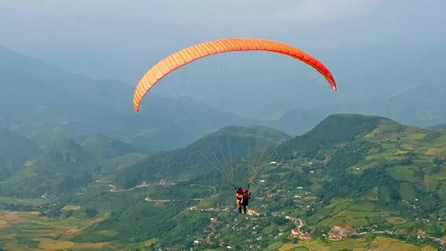 Chơi dù lượn để ngắm nhìn toàn cảnh Langbiang một cách dễ dàng