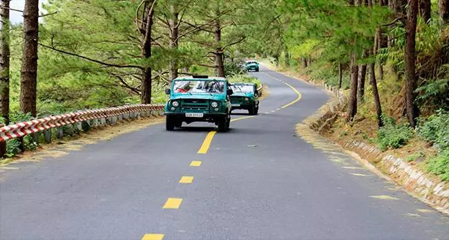 Di chuyển bằng xe jeep tham quan khung cảnh đỉnh Langbiang đầy lý thú