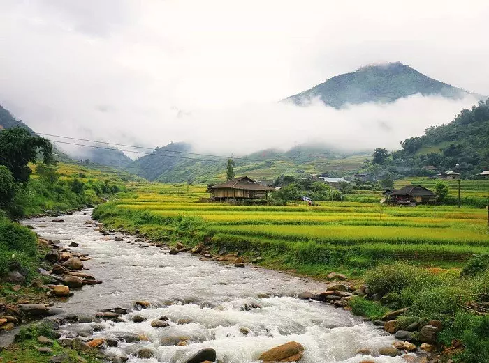 Ruộng bậc thang cao phạ bên dòng suối, núi đồi thật mãn nhãn