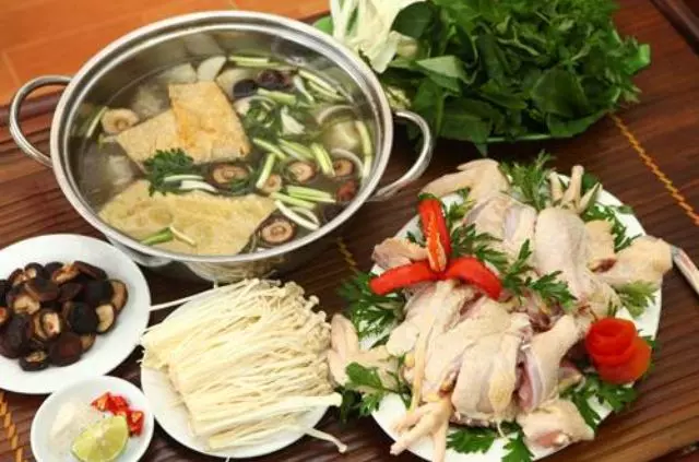 Thành phẩm lẩu gà lá giang với nấm