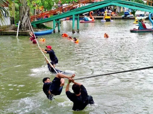 Thử thách đi dây dưới nước tại Vinh Sang