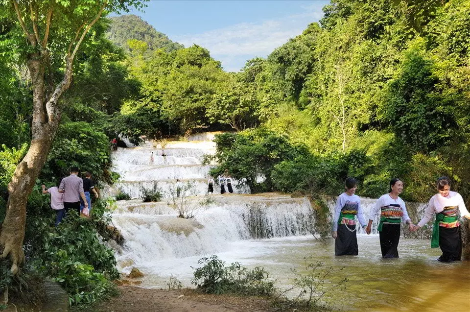 Dù nhìn ngắm toàn cảnh hay cận cảnh, thác Mây Thạch Thành cũng tạo nên vẻ đẹp mê hồn cho du khách.