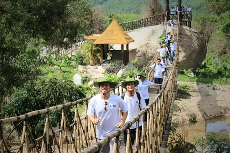 Tắm bùn ở khu du lịch Trăm Trứng