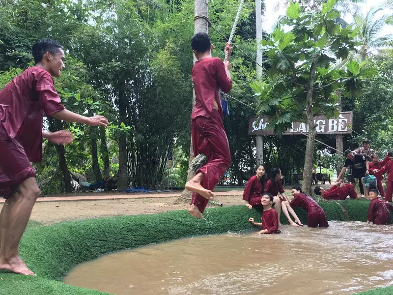 Tại khu du lịch Làng Bè Bến Tre có nhiều trò chơi dân gian hấp dẫn