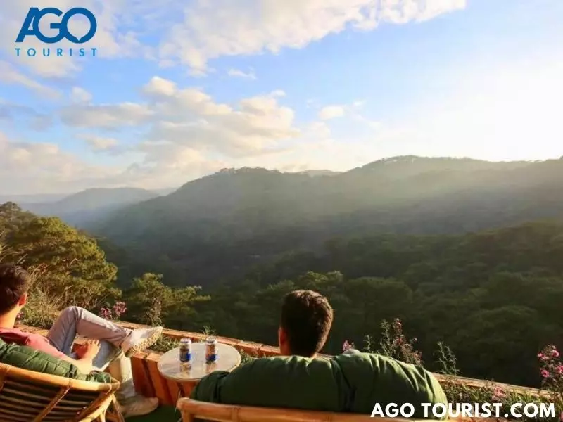 Ngồi nhâm nhi tách cafe, ngắm view đồi núi tại quán coffee Horizon Dalat