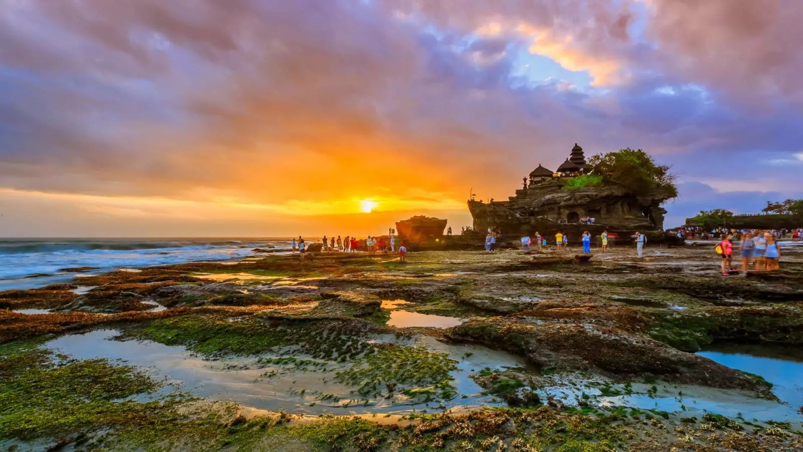 Đến tham quan Tanah Lot lúc hoàng hôn buông xuống tạo nên khung cảnh lãng mạn và lộng lẫy