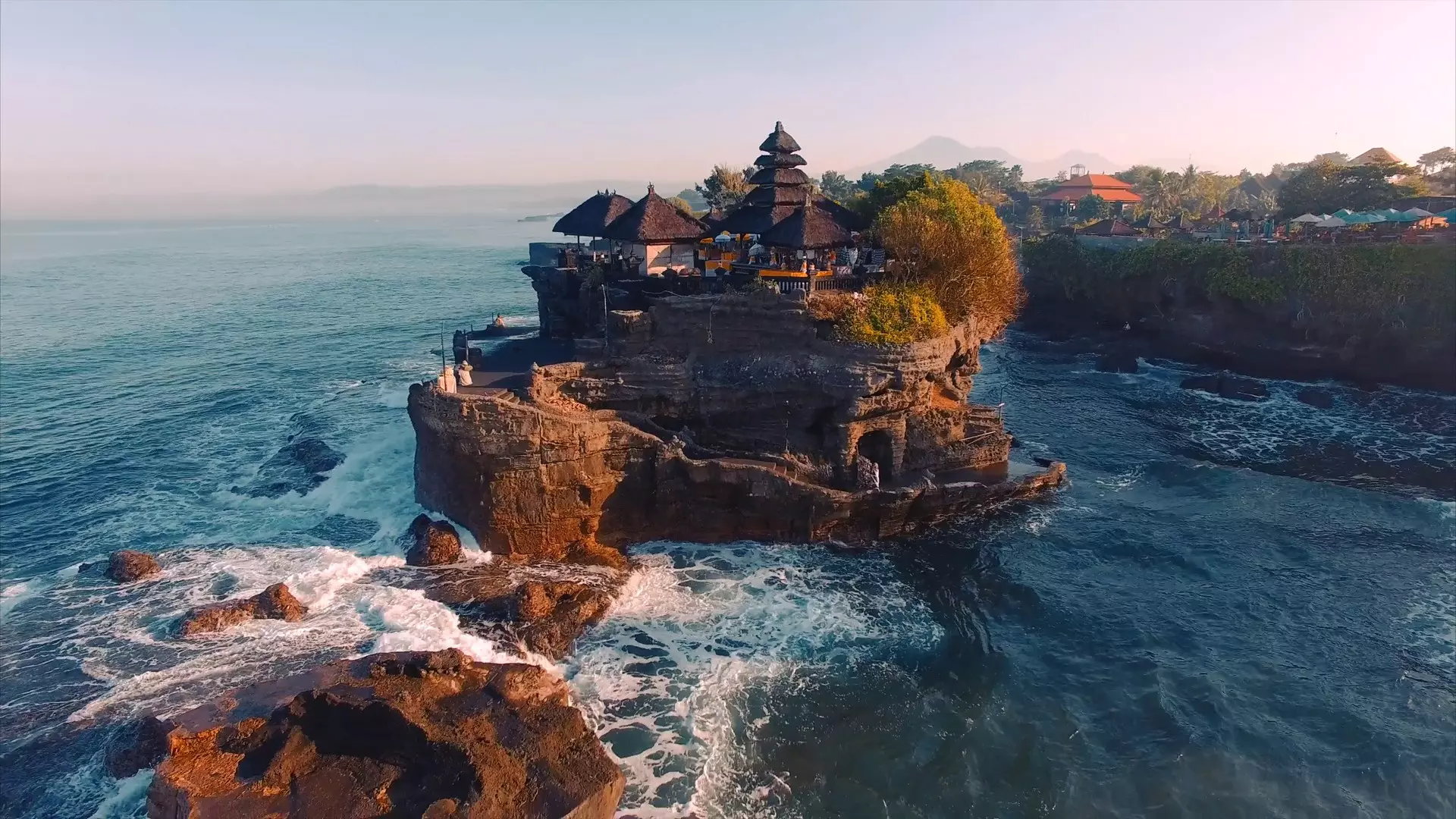 Rắn thần ở đền Tanah Lot bảo vệ sự bình an cho người dân Bali